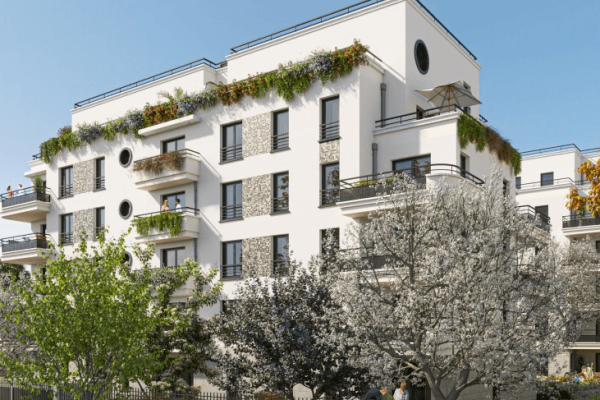 façade d'un immeuble blanc